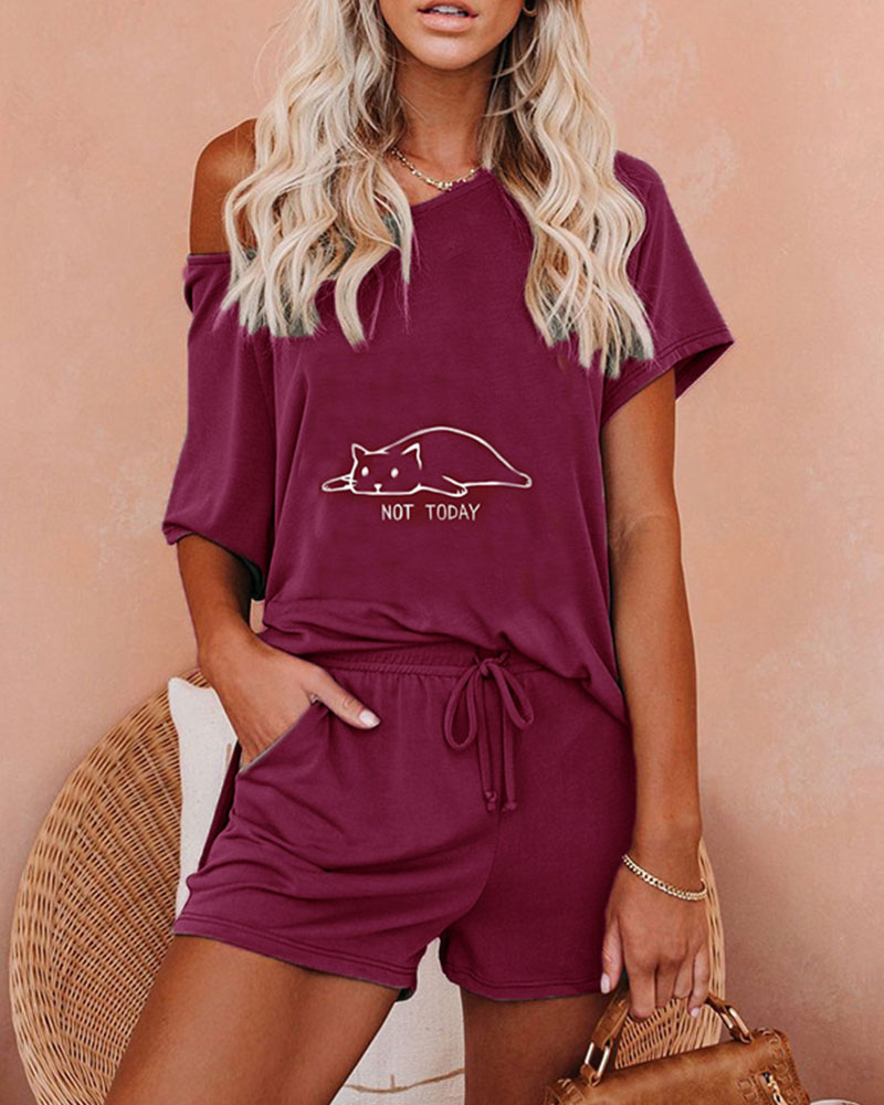 

Cartoon Print Short Sleeve T-shirt With Shorts Suit Sets, Wine red