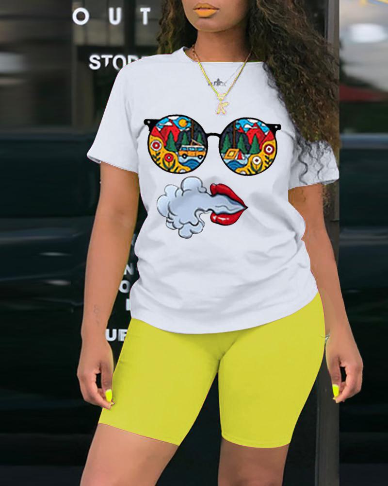 

Lip Graphic Print Short Sleeve Top & Plain Shorts Set, Yellow