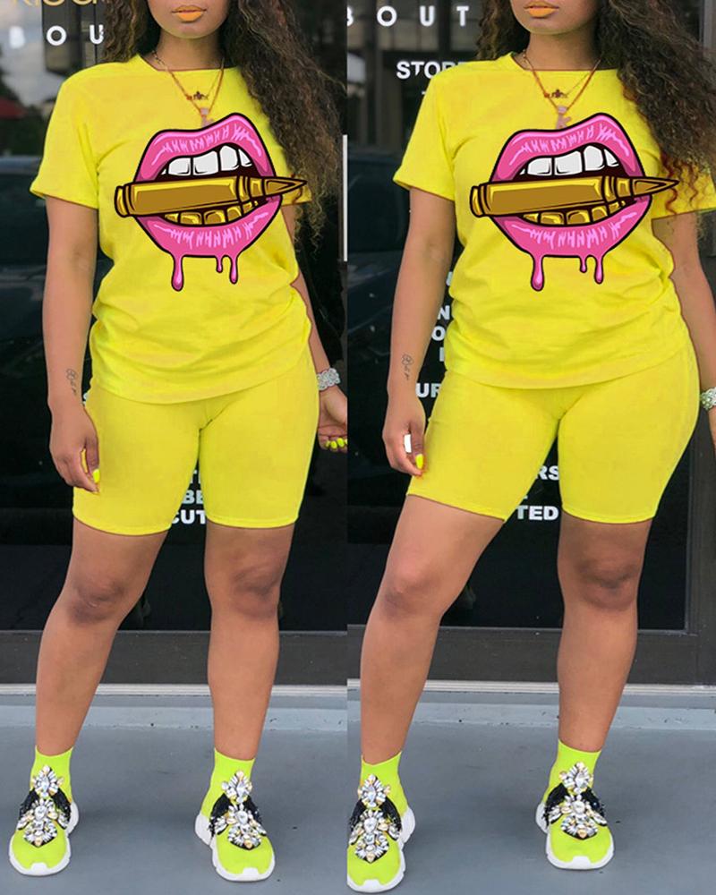 

Lip Print Casual Top & Fitted Shorts Set, Yellow